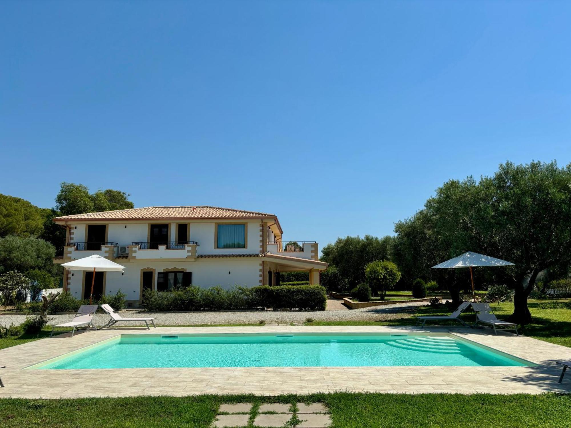 Relais Ruggiero Bed & Breakfast Le Castella  Exterior photo